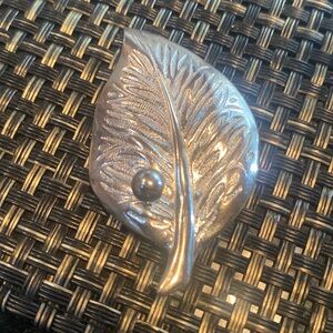 Leaf Pin ..by Giovanni 🌺vintage